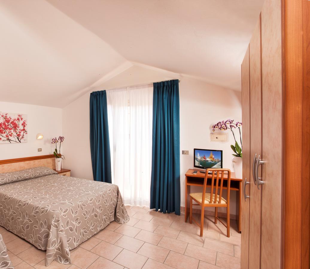 Hotel Calypso Чезенатико Стая снимка